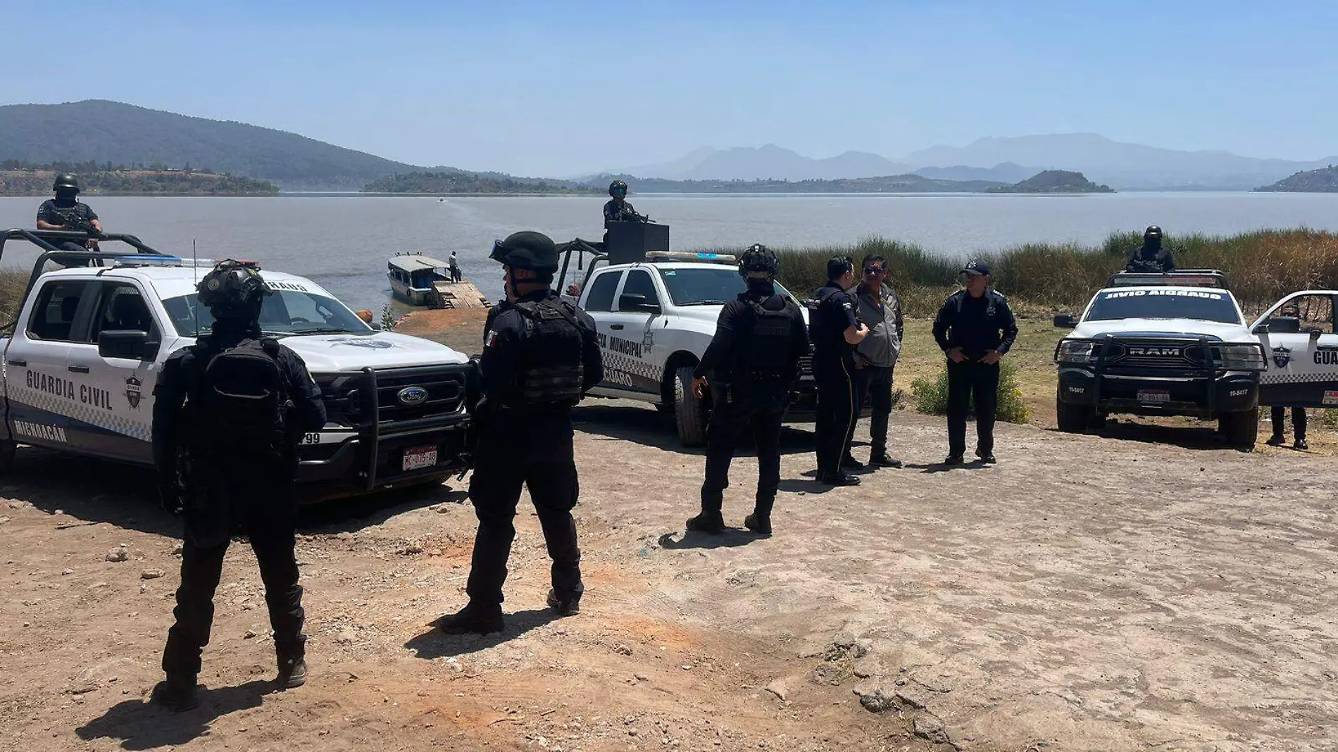 Elementos de seguridad pública en muelle de Janitzio